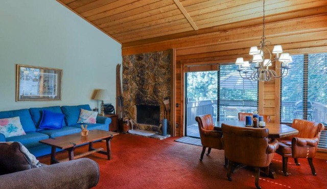 Cozy Lakeshore Cabin Near Skiing, Hiking & Fishing in Lakeshore