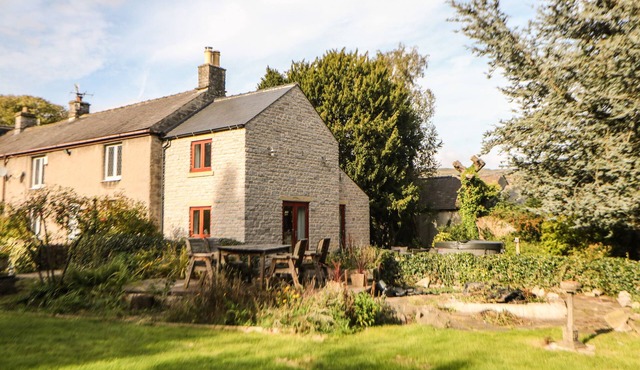 CROFT COTTAGE, pet friendly, with hot tub in Castleton, Peak District in Hope Valley