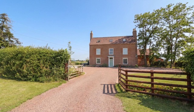 DANIELS FARMHOUSE, luxury holiday cottage, with hot tub in Claines in Worcester
