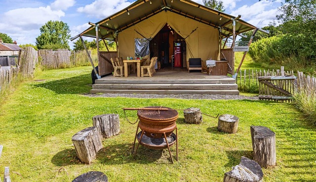 Dog friendly glamping accommodation with hot tub in Ripon, Yorkshire in West Tanfield - Ripon
