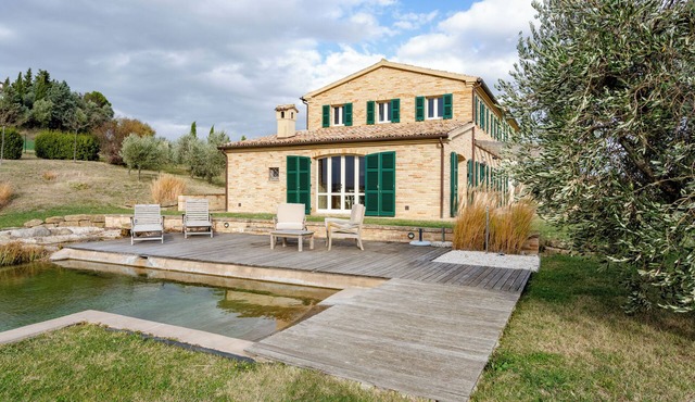 Elegant typical farmhouse with pool large wooded courtyard 10 minutes from Jesi in Marche