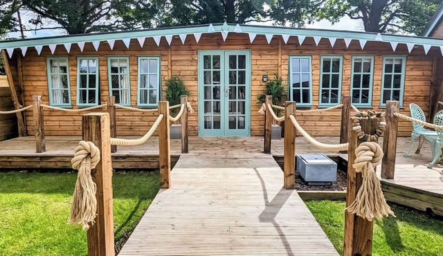Elegantly finished lodge with a private, decked garden. in Ashbourne