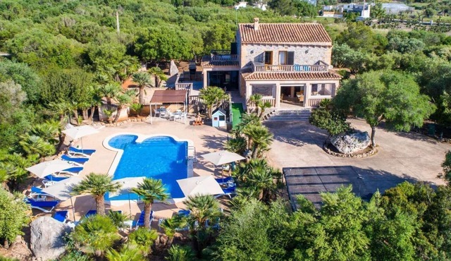 Exceptional natural stone villa in Can Picafort