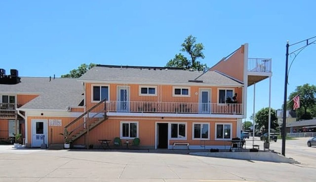 Fantastic Location-Roof Top Patio (shared) and King Bed This suite is on the 2nd level and requires guest to use stairs. in Arnolds Park
