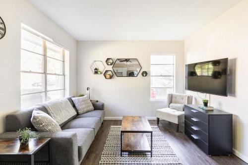 Find Peace at Charming Comfortable Downtown Home in Whitesboro