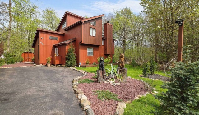 Firepit, Arcade, BBQ & Lake Nearby, Pet-Friendly Pocono Getaway in Tobyhanna