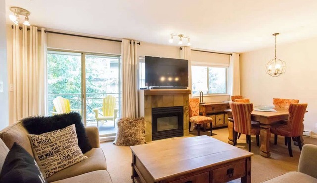 Gorgeous 2 Bed, Village location, Shared Hot Tub in Whistler