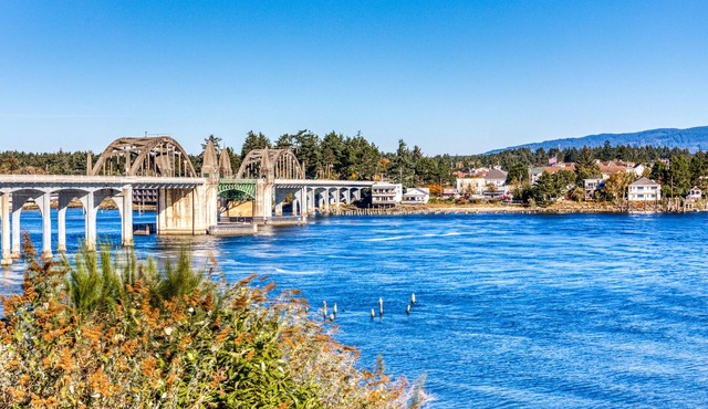 Gorgeous riverfront rental with excellent views & large private deck in Florence