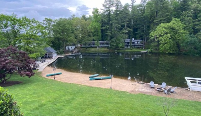 Gorgeous serene lake and beach front hide away in Flat Rock