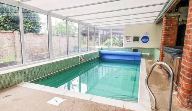 GRANARY, pet friendly, with pool in Pickering in Pickering