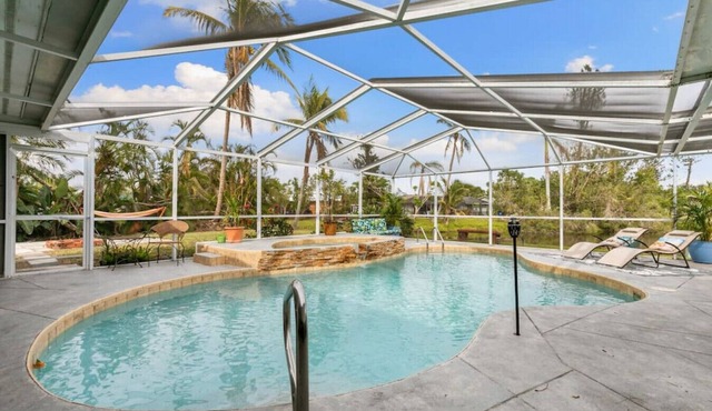 Great Location, Beautifully decorated Pool Home on a Lake in Fort Myers