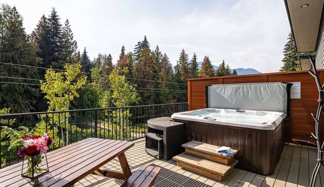 Hot Tub, Private Deck, BBQ - Pillow Top Condo, Revelstoke in Revelstoke