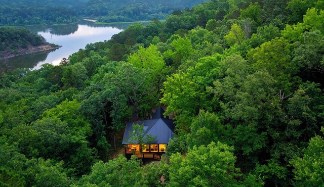 Lakeside Hideaway l Lakefront Luxury on Broken Bow Lake l Hot Tub & Boat Access in Broken Bow