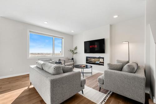 Large Single Detached House with Pool Table, Sleeps 12 and King Bed in Calgary