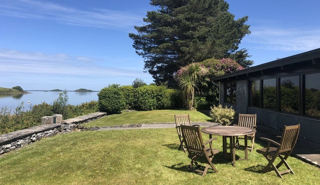 Lovely 3 Bedroom Bungalow on the shore of Lough Corrib (Oughterard.) in Oughterard