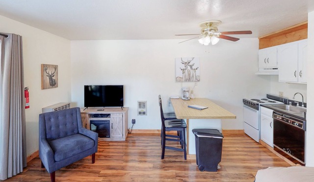Lovely studio in Yosemite with kitchenette & balcony - near Badger Pass & Valley in Yosemite West