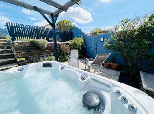 Lundy Lookout 5 minutes drive to beach Hot tub in Westward Ho