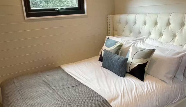 Luxurious Canal-side mini lodge in Llangollen. in Llangollen