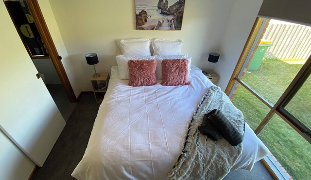 LUXURY 4 BEDROOM KING BED SPA ARCADE WIFI NETFLIX SLEEPS 10 WITH BOAT PARKING in Portland