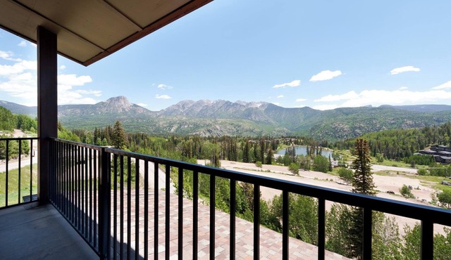 Luxury Condo by Main Plaza - Walk to Slopes - Deck with Amazing Views in Durango
