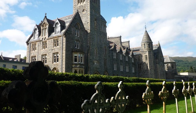 Luxury flat in old Abbey: Wi-Fi, pool, tennis, bbq. Walk to pubs & restaurants in Fort Augustus