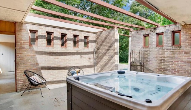 Midcentury Modern - Pool & Hot tub - Retro Retreat in Mobile