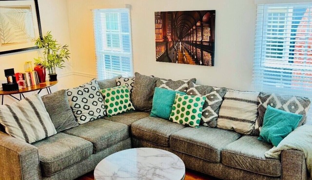 Midtown Townhouse, Walk to Piedmont Park, Sleeps 6+, Parking in Atlanta