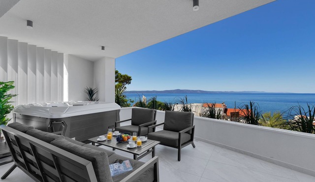 Modern apartman Soll is located a few steps from the Beach Drašnice. in Drašnice