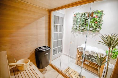 Modern Central Luxury Home with Hot Tub Sauna 12PPL in Sheffield