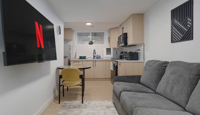 Modern Suite 2 by Royal Alex Hospital, LRT, Rogers| Free WiFi, Parking & Netflix in Edmonton