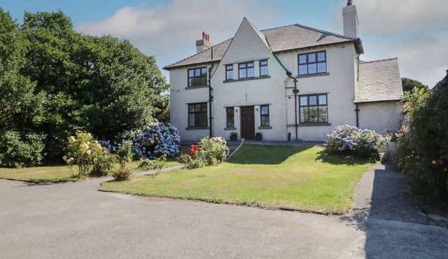MONARFON, pet friendly, country holiday cottage in Amlwch in Amlwch