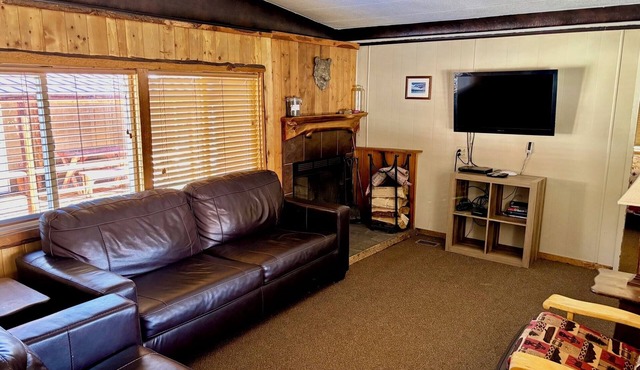 Mountain cabin with river views sleeps 11 . 15 minutes from Wolf Creek Ski Area. in South Fork