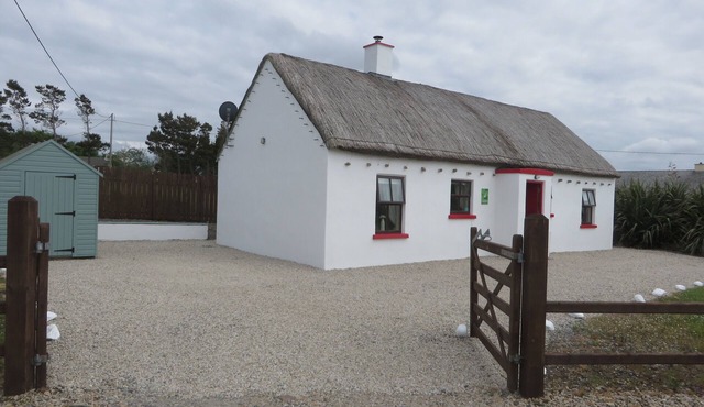 Mullaghduff Thatched Cottage on the Wild Atlantic Way, near Kincasslagh, Donegal in Annagry