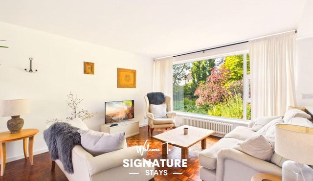 NEW Charming 2-Bedroom Flat by Signature Stays - Central Cheltenham - Spacious in Cheltenham