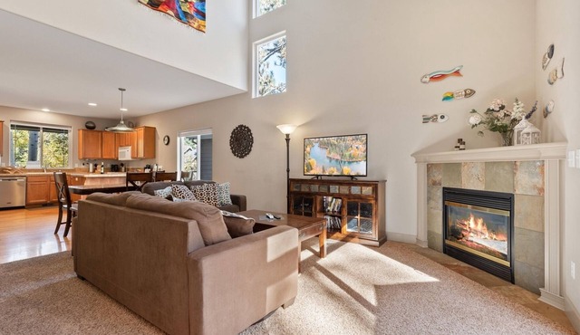 New! Charming West Bend Home | Hot Tub | Near Mt. Bachelor in Bend