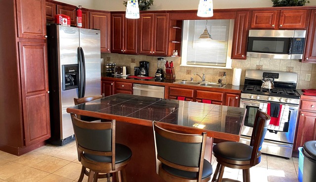 New! Historic! Pro Cleaned, Self Check In Sleeps 16 in Racine
