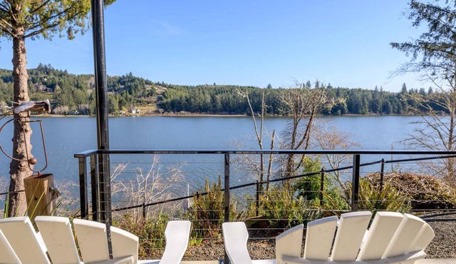 New Listing Fabulous Lakefront Home on Siltcoos Lake, Private Dock, Hot Tub, Kayaks, BBQ in Florence