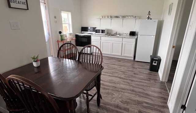 Newly renovated cosy cottage 3 minute walk to the beach. in Upper Cape