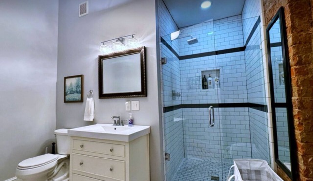 NEWPORT INN #4 - NO CLEANING FEES! FREE PARKING! WALK TO GAMES AND CONCERTS! in Newport