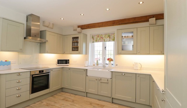 NORTH LODGE, family friendly, character holiday cottage in Sherston in Malmesbury
