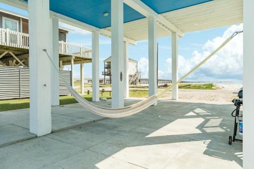 Oasis Beachfront Volleyball Court Sleeps 12 in Freeport