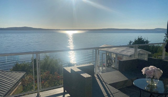 Oceanfront, beach access Cozy bed & breakfast loaded amenities , Sunny Saltair in Ladysmith