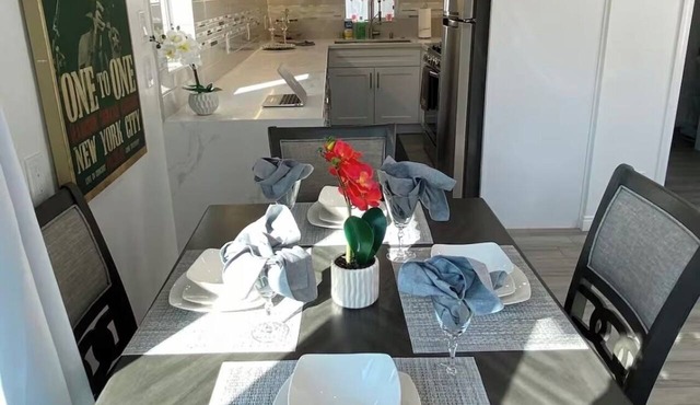 One bedroom new remodel furnished. !0 miles to UCLA.luxury, Two Miles to FOX! in Los Angeles