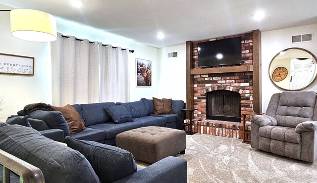 Paddleboards, Air Hockey, Grill, Fire Pit, W/D, Brkfst, Sleeps 14 in Page