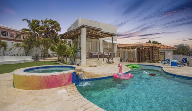 Peaceful 5BR Villa w/Amazing Views & Private Pool in Noord