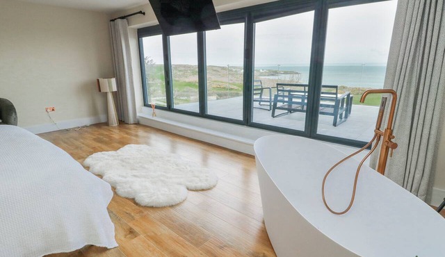 PENGARNEDD, pet friendly, luxury holiday cottage in Amlwch in Amlwch