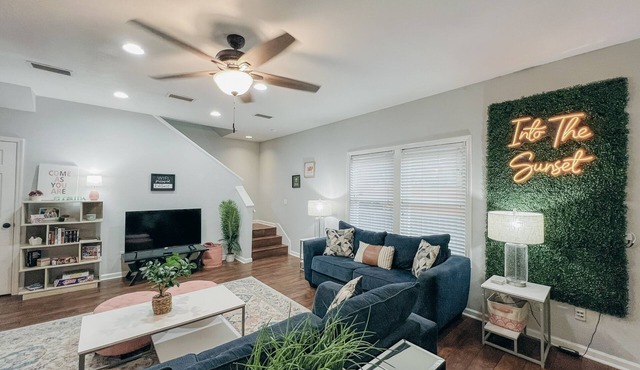 Perfect Background Hangout-Café Lit Patio, Bonfire, BBQ Grill-near UF Stadium! in Gainesville