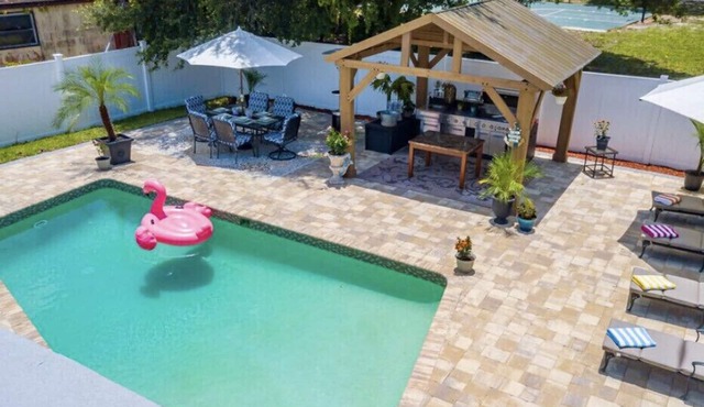 PERFECT GETAWAY FOR FAMILY REUNIONS , WEDDINGS, ESPORTS TEAMS! HEATED POOL! in Fort Myers