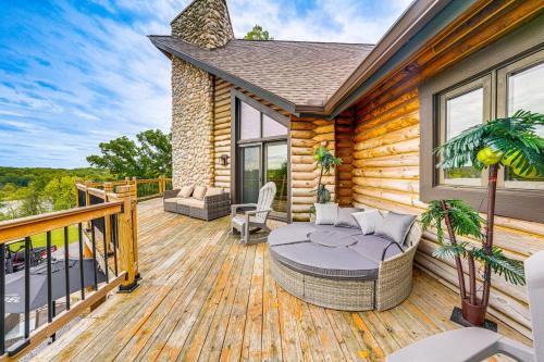 Pool, Deck, Game Room! Group Getaway on Fox River in Ottawa