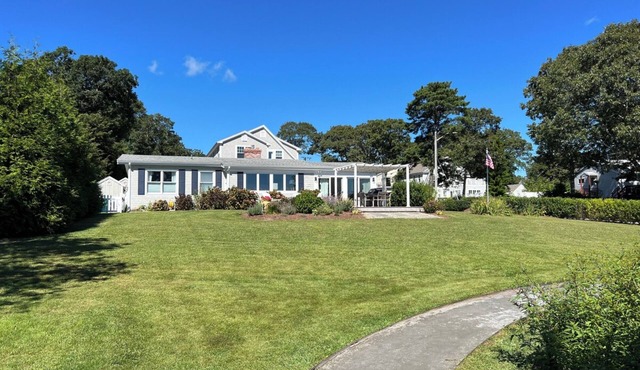 Popponesset-Exclusive Waterfront Home, Firepit, Hot Tub, & central A/C in Mashpee